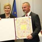 (FOTO) Hrvatska predsjednica u Mainzu uručila povelje predstavnicima hrvatskih udruga i klubova iz Njemačke - evo dobitnika (FOTO) Hrvatska predsjednica u Mainzu uručila povelje predstavnicima hrvatskih udruga i klubova iz Njemačke - evo dobitnika