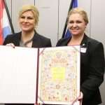 (FOTO) Hrvatska predsjednica u Mainzu uručila povelje predstavnicima hrvatskih udruga i klubova iz Njemačke - evo dobitnika (FOTO) Hrvatska predsjednica u Mainzu uručila povelje predstavnicima hrvatskih udruga i klubova iz Njemačke - evo dobitnika