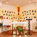 (FOTO) HRVATSKI MISIONAR ODUŠEVIO SVOJOM GESTOM: Fotografije vjernika zalijepio na zid kapelice kako bi "svi bili zajedno" (FOTO) HRVATSKI MISIONAR ODUŠEVIO SVOJOM GESTOM: Fotografije vjernika zalijepio na zid kapelice kako bi "svi bili zajedno"