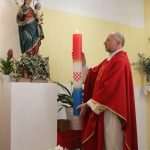 (FOTO) HRVATSKI MISIONAR ODUŠEVIO SVOJOM GESTOM: Fotografije vjernika zalijepio na zid kapelice kako bi "svi bili zajedno" (FOTO) HRVATSKI MISIONAR ODUŠEVIO SVOJOM GESTOM: Fotografije vjernika zalijepio na zid kapelice kako bi "svi bili zajedno"