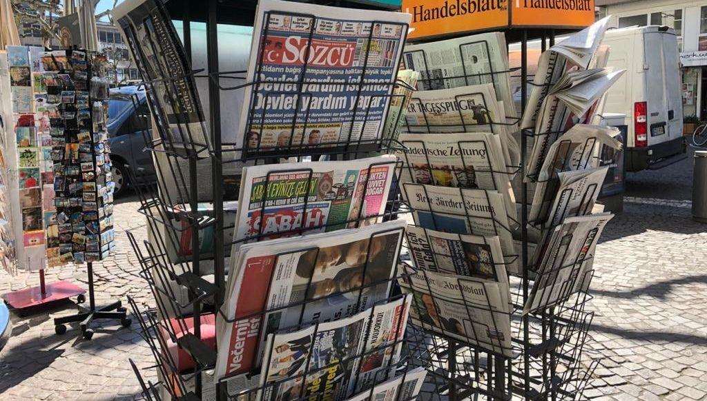 Izložene novine ispred kiosk za prodaju (ILUSTRACIJA) / Foto: Fenix (SIM)