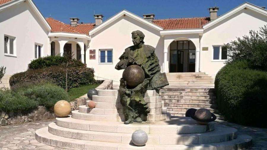 spomenik na Trg Rudjera Boskovica