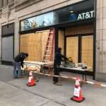 (FOTO) IZ NEW YORKA: Raste napetost, građani se boje nereda, panično kupuju oružje, vlasnici trgovina osiguravaju izloge... (FOTO) IZ NEW YORKA: Raste napetost, građani se boje nereda, panično kupuju oružje, vlasnici trgovina osiguravaju izloge...
