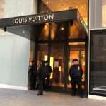 (FOTO) IZ NEW YORKA: Raste napetost, građani se boje nereda, panično kupuju oružje, vlasnici trgovina osiguravaju izloge... louis vuitton