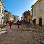 (FOTO) ULICE PUNE RUŠEVINA: Spašavatelji iz cijele Hrvatske krenuli u Petrinju