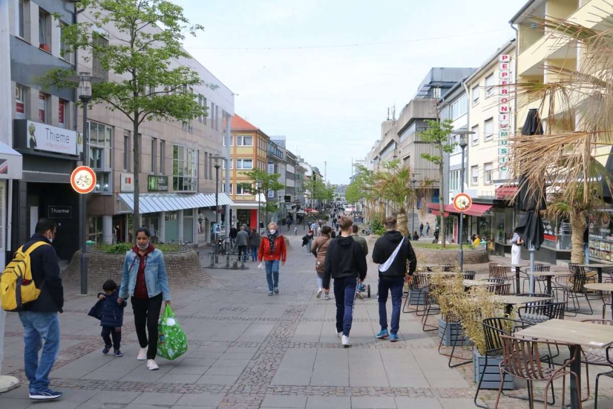 darmstadt ljudi kafic jpg