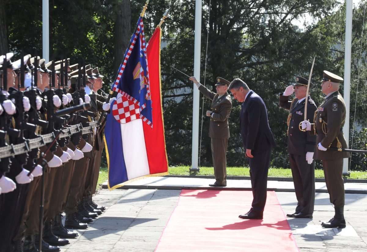 Predsjednik Zoran Milanović pozdravlja hrvatsku zastavu / Foto: Hina