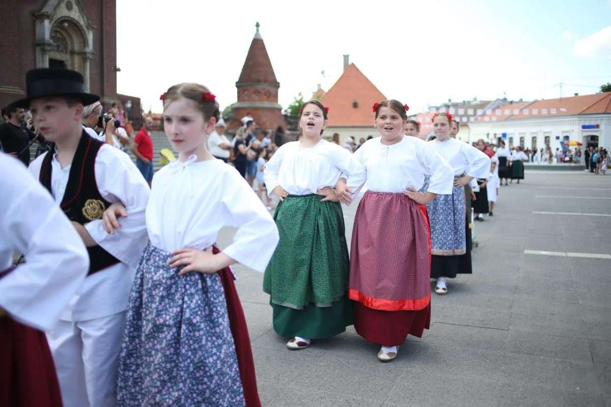 (FOTO) ĐAKOVO: Na "Malim vezovima" 14 dječjih skupina (FOTO) ĐAKOVO: Na "Malim vezovima" 14 dječjih skupina