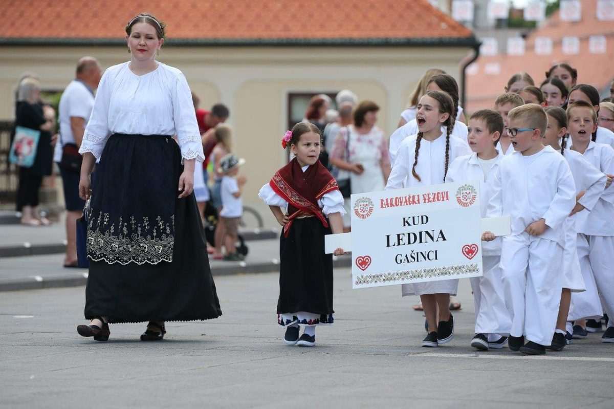 (FOTO) ĐAKOVO: Na "Malim vezovima" 14 dječjih skupina (FOTO) ĐAKOVO: Na "Malim vezovima" 14 dječjih skupina