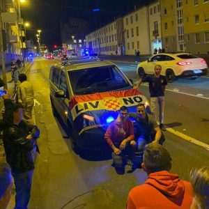 (VIDEO) "LUDNICA" U FRANKFURTU NAKON POBJEDE VATRENIH: Njemačka policija slavila s Hrvatima!" (VIDEO) "LUDNICA" U FRANKFURTU NAKON POBJEDE VATRENIH: Njemačka policija slavila s Hrvatima!"