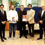 (VIDEO i FOTO) STUTTGART: Večernjakovu domovnicu primili NK Croatia Stuttgart, HKŠU Vila Croatia Stuttgart, Alain Blažević, HMI i GK RH u Stuttgartu (VIDEO i FOTO) STUTTGART: Večernjakovu domovnicu primili NK Croatia Stuttgart, HKŠU Vila Croatia Stuttgart, Alain Blažević, HMI i GK RH u Stuttgartu