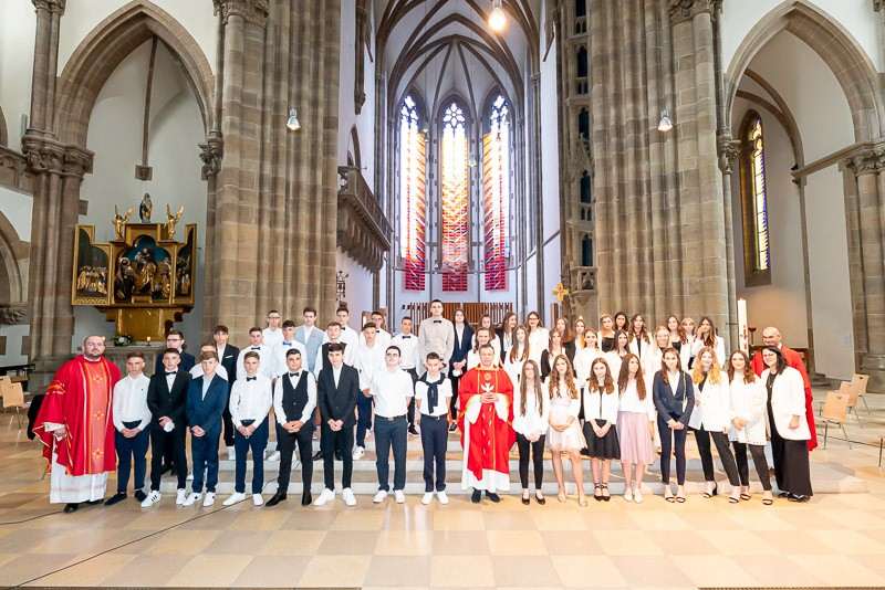 (FOTO) KRIZMA U MÜNCHENU: U najvećoj hrvatskoj katoličkoj župi 215 mladih Hrvata primilo sakrament sv. Potvrde krizmanici Muenchen