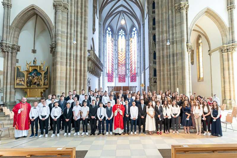(FOTO) KRIZMA U MÜNCHENU: U najvećoj hrvatskoj katoličkoj župi 215 mladih Hrvata primilo sakrament sv. Potvrde krizmanici Muenchen