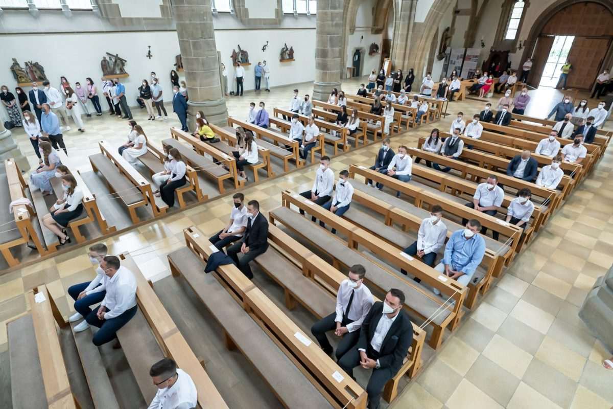 (FOTO) KRIZMA U MÜNCHENU: U najvećoj hrvatskoj katoličkoj župi 215 mladih Hrvata primilo sakrament sv. Potvrde (FOTO) KRIZMA U MÜNCHENU: U najvećoj hrvatskoj katoličkoj župi 215 mladih Hrvata primilo sakrament sv. Potvrde