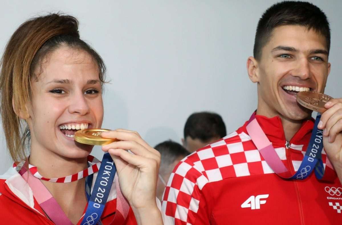 (FOTO) POVRATAK TAEKWONDO OLIMPIJACA U ZAGREB: Matea Jelić i Toni Kanaet svečano dočekani u Zagrebu