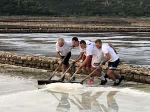 (FOTO I VIDEO) SPASILI 60 TONA SOLI: Rukometaši RKHM Dubrovnik odazvali se pozivu iz Stona za berbu soli (FOTO I VIDEO) SPASILI 60 TONA SOLI: Rukometaši RKHM Dubrovnik odazvali se pozivu iz Stona za berbu soli