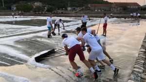 (FOTO I VIDEO) SPASILI 60 TONA SOLI: Rukometaši RKHM Dubrovnik odazvali se pozivu iz Stona za berbu soli (FOTO I VIDEO) SPASILI 60 TONA SOLI: Rukometaši RKHM Dubrovnik odazvali se pozivu iz Stona za berbu soli