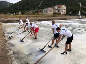 (FOTO I VIDEO) SPASILI 60 TONA SOLI: Rukometaši RKHM Dubrovnik odazvali se pozivu iz Stona za berbu soli (FOTO I VIDEO) SPASILI 60 TONA SOLI: Rukometaši RKHM Dubrovnik odazvali se pozivu iz Stona za berbu soli