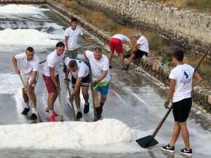 (FOTO I VIDEO) SPASILI 60 TONA SOLI: Rukometaši RKHM Dubrovnik odazvali se pozivu iz Stona za berbu soli (FOTO I VIDEO) SPASILI 60 TONA SOLI: Rukometaši RKHM Dubrovnik odazvali se pozivu iz Stona za berbu soli