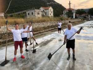 (FOTO I VIDEO) SPASILI 60 TONA SOLI: Rukometaši RKHM Dubrovnik odazvali se pozivu iz Stona za berbu soli (FOTO I VIDEO) SPASILI 60 TONA SOLI: Rukometaši RKHM Dubrovnik odazvali se pozivu iz Stona za berbu soli