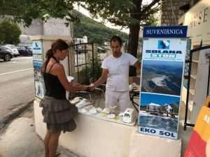 (FOTO I VIDEO) SPASILI 60 TONA SOLI: Rukometaši RKHM Dubrovnik odazvali se pozivu iz Stona za berbu soli (FOTO I VIDEO) SPASILI 60 TONA SOLI: Rukometaši RKHM Dubrovnik odazvali se pozivu iz Stona za berbu soli