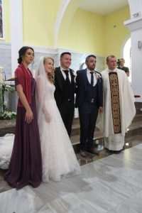 TRADICIONALNO A IPAK MODERNO: Hrvatsko-njemačko vjenčanje u najljepšoj crkvi na Buškom Blatu - po mladu došao na konju TRADICIONALNO A IPAK MODERNO: Hrvatsko-njemačko vjenčanje u najljepšoj crkvi na Buškom Blatu - po mladu došao na konju
