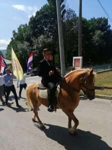 TRADICIONALNO A IPAK MODERNO: Hrvatsko-njemačko vjenčanje u najljepšoj crkvi na Buškom Blatu - po mladu došao na konju TRADICIONALNO A IPAK MODERNO: Hrvatsko-njemačko vjenčanje u najljepšoj crkvi na Buškom Blatu - po mladu došao na konju