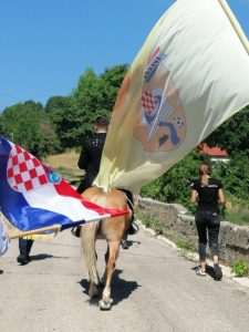 TRADICIONALNO A IPAK MODERNO: Hrvatsko-njemačko vjenčanje u najljepšoj crkvi na Buškom Blatu - po mladu došao na konju TRADICIONALNO A IPAK MODERNO: Hrvatsko-njemačko vjenčanje u najljepšoj crkvi na Buškom Blatu - po mladu došao na konju