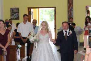TRADICIONALNO A IPAK MODERNO: Hrvatsko-njemačko vjenčanje u najljepšoj crkvi na Buškom Blatu - po mladu došao na konju TRADICIONALNO A IPAK MODERNO: Hrvatsko-njemačko vjenčanje u najljepšoj crkvi na Buškom Blatu - po mladu došao na konju