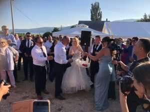 TRADICIONALNO A IPAK MODERNO: Hrvatsko-njemačko vjenčanje u najljepšoj crkvi na Buškom Blatu - po mladu došao na konju TRADICIONALNO A IPAK MODERNO: Hrvatsko-njemačko vjenčanje u najljepšoj crkvi na Buškom Blatu - po mladu došao na konju