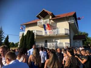 TRADICIONALNO A IPAK MODERNO: Hrvatsko-njemačko vjenčanje u najljepšoj crkvi na Buškom Blatu - po mladu došao na konju TRADICIONALNO A IPAK MODERNO: Hrvatsko-njemačko vjenčanje u najljepšoj crkvi na Buškom Blatu - po mladu došao na konju