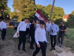 TRADICIONALNO A IPAK MODERNO: Hrvatsko-njemačko vjenčanje u najljepšoj crkvi na Buškom Blatu - po mladu došao na konju TRADICIONALNO A IPAK MODERNO: Hrvatsko-njemačko vjenčanje u najljepšoj crkvi na Buškom Blatu - po mladu došao na konju