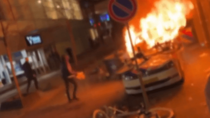 Prosvjed vatra zapaljeno