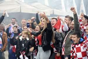 FOTO/ UNATOČO JAKOJ KIŠI: Tisuće navijača u povorci od Rive do Poljuda FOTO/ UNATOČO JAKOJ KIŠI: Tisuće navijača u povorci od Rive do Poljuda