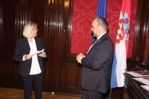 (FOTO i VIDEO) U Beču Večernjakova domovnica za 2021. uručena atletičarki Ivoni Dadić i mladim gradišćanskim Hrvatima