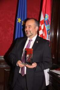 (FOTO i VIDEO) U Beču Večernjakova domovnica za 2021. uručena atletičarki Ivoni Dadić i mladim gradišćanskim Hrvatima