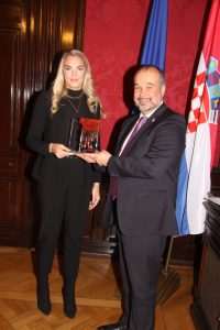 (FOTO i VIDEO) U Beču Večernjakova domovnica za 2021. uručena atletičarki Ivoni Dadić i mladim gradišćanskim Hrvatima