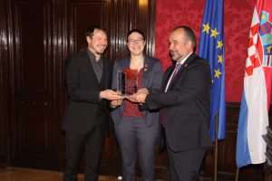 (FOTO i VIDEO) U Beču Večernjakova domovnica za 2021. uručena atletičarki Ivoni Dadić i mladim gradišćanskim Hrvatima