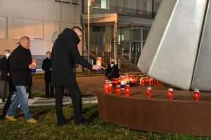 VUKOVAR: Domoljubi iz cijele Hrvatske i susjednih zemalja, odali su počast žrtvama velikosrpske agresije VUKOVAR: Domoljubi iz cijele Hrvatske i susjednih zemalja, odali su počast žrtvama velikosrpske agresije