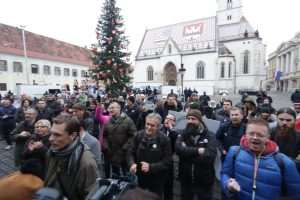 PROSVJED U ZAGREBU: Na Markov trgu prosvjed "Bedem ljubavi 2" protiv izmjena Zakona o zaštiti pučanstva od zaraznih bolesti PROSVJED U ZAGREBU: Na Markov trgu prosvjed "Bedem ljubavi 2" protiv izmjena Zakona o zaštiti pučanstva od zaraznih bolesti