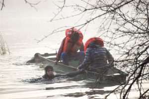 Pogledajte fotografije dramatičnog spašavanja migranata iz nabujale Mrežnice: Tražili ih ronioci Interventne policije Pogledajte fotografije dramatičnog spašavanja migranata iz nabujale Mrežnice: Tražili ih ronioci Interventne policije