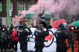 (FOTO) ČAK 27 PROSVJEDA PROTIV KORONA MJERA U BEČU: Prosvjednici bacali dimne bombe pri probijanju policijske blokade, policija uzvratila suzavcem i uhićenjima
