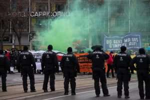 policija barikade bec