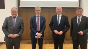 GUVERNER HNB-a BORIS VUJČIĆ U FRANKFURTU: Ulaskom u eurozonu Hrvatska će postati bolje i interesantnije odredište za strane investicije i njemačke turiste GUVERNER HNB-a BORIS VUJČIĆ U FRANKFURTU: Ulaskom u eurozonu Hrvatska će postati bolje i interesantnije odredište za strane investicije i njemačke turiste