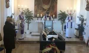 POSLJEDNJI ISPRAĆAJ U REGENSBURGU: Dugogodišnjeg svećenika vlč. Josipa Antonca vjernici HKM Regensburg ispratili dostojanstveno i u molitvi POSLJEDNJI ISPRAĆAJ U REGENSBURGU: Dugogodišnjeg svećenika vlč. Josipa Antonca vjernici HKM Regensburg ispratili dostojanstveno i u molitvi