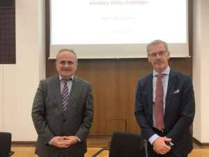 GUVERNER HNB-a BORIS VUJČIĆ U FRANKFURTU: Ulaskom u eurozonu Hrvatska će postati bolje i interesantnije odredište za strane investicije i njemačke turiste GUVERNER HNB-a BORIS VUJČIĆ U FRANKFURTU: Ulaskom u eurozonu Hrvatska će postati bolje i interesantnije odredište za strane investicije i njemačke turiste