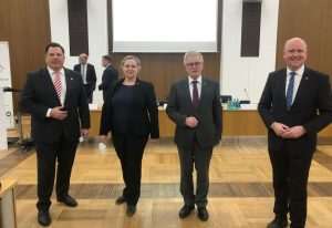 GUVERNER HNB-a BORIS VUJČIĆ U FRANKFURTU: Ulaskom u eurozonu Hrvatska će postati bolje i interesantnije odredište za strane investicije i njemačke turiste GUVERNER HNB-a BORIS VUJČIĆ U FRANKFURTU: Ulaskom u eurozonu Hrvatska će postati bolje i interesantnije odredište za strane investicije i njemačke turiste