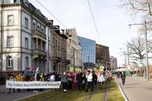 (FOTO) FREIBURG: Više od 3.000 ljudi na prosvjedu protiv korona mjera - istodobno održan i protuprosvjed