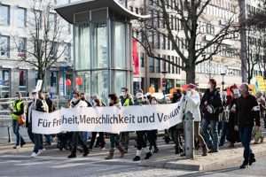 (FOTO) FREIBURG: Više od 3.000 ljudi na prosvjedu protiv korona mjera - istodobno održan i protuprosvjed