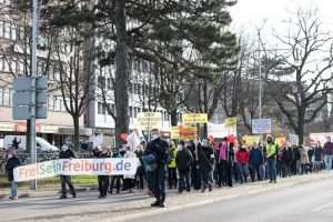 (FOTO) FREIBURG: Više od 3.000 ljudi na prosvjedu protiv korona mjera - istodobno održan i protuprosvjed